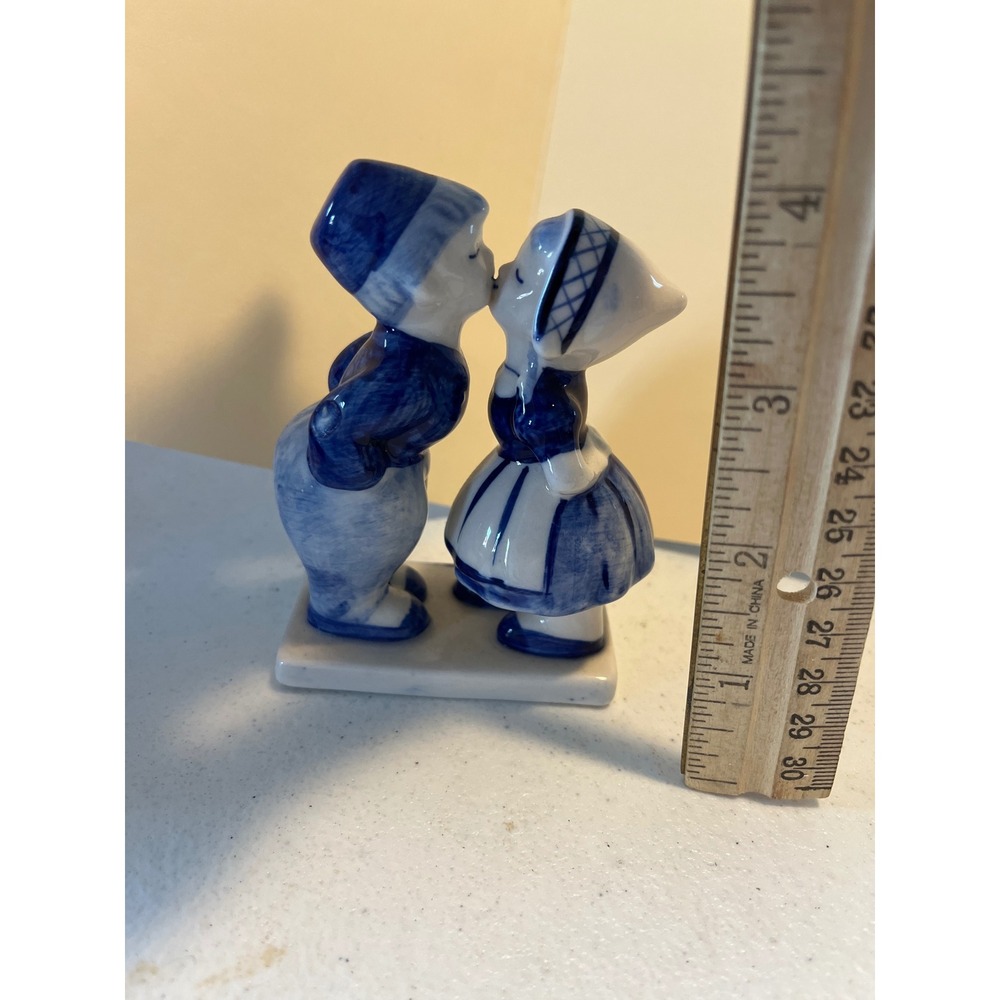 Handpainted Delft Blue Kissing Dutch Boy and Girl Porcelain Figurine 4 inch